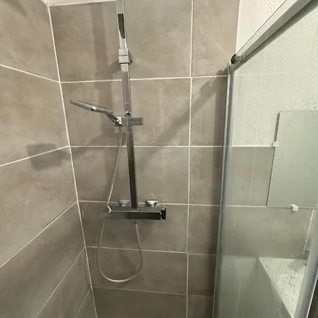 Proche De Kindarena A 10 Min De Rouen Appartement